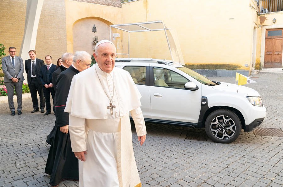 Noua mașină a lui Papa Francisc este SUV-ul românesc, Dacia Duster!