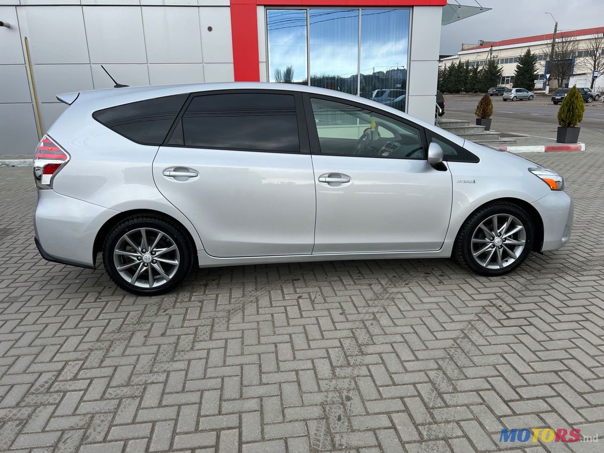 2015' Toyota Prius v photo #5