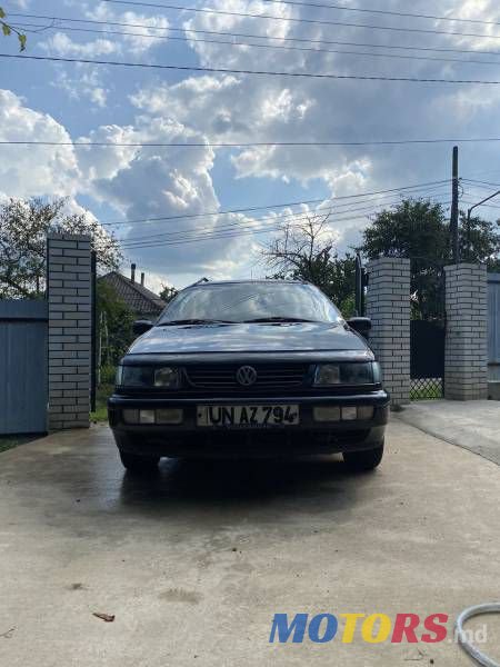 2009' Volkswagen Passat photo #2