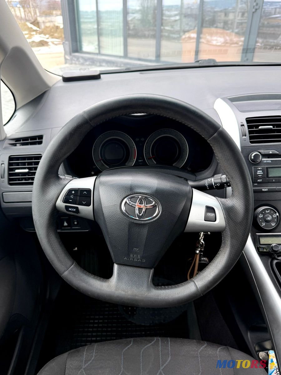 2012' Toyota Auris photo #6