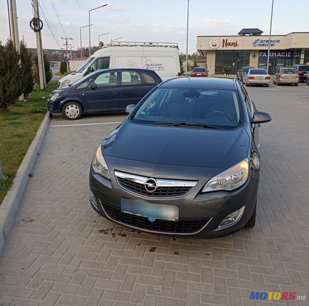 2011' Opel Astra photo #1