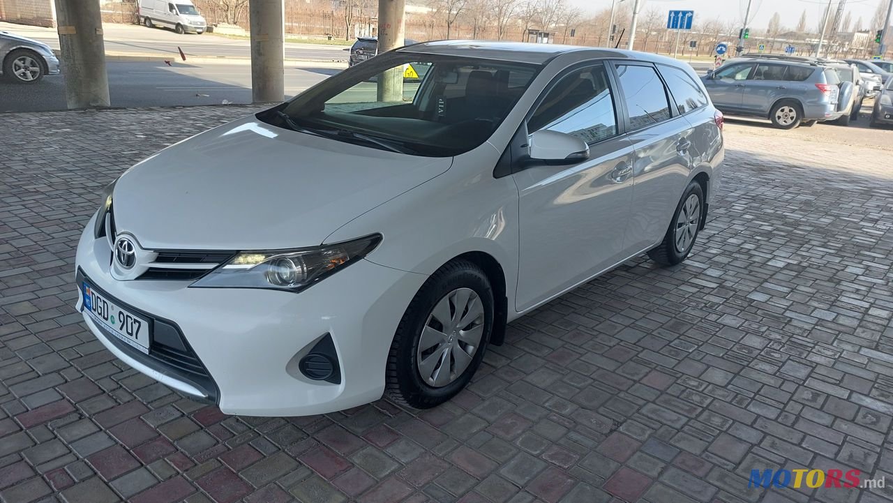 2013' Toyota Auris photo #1