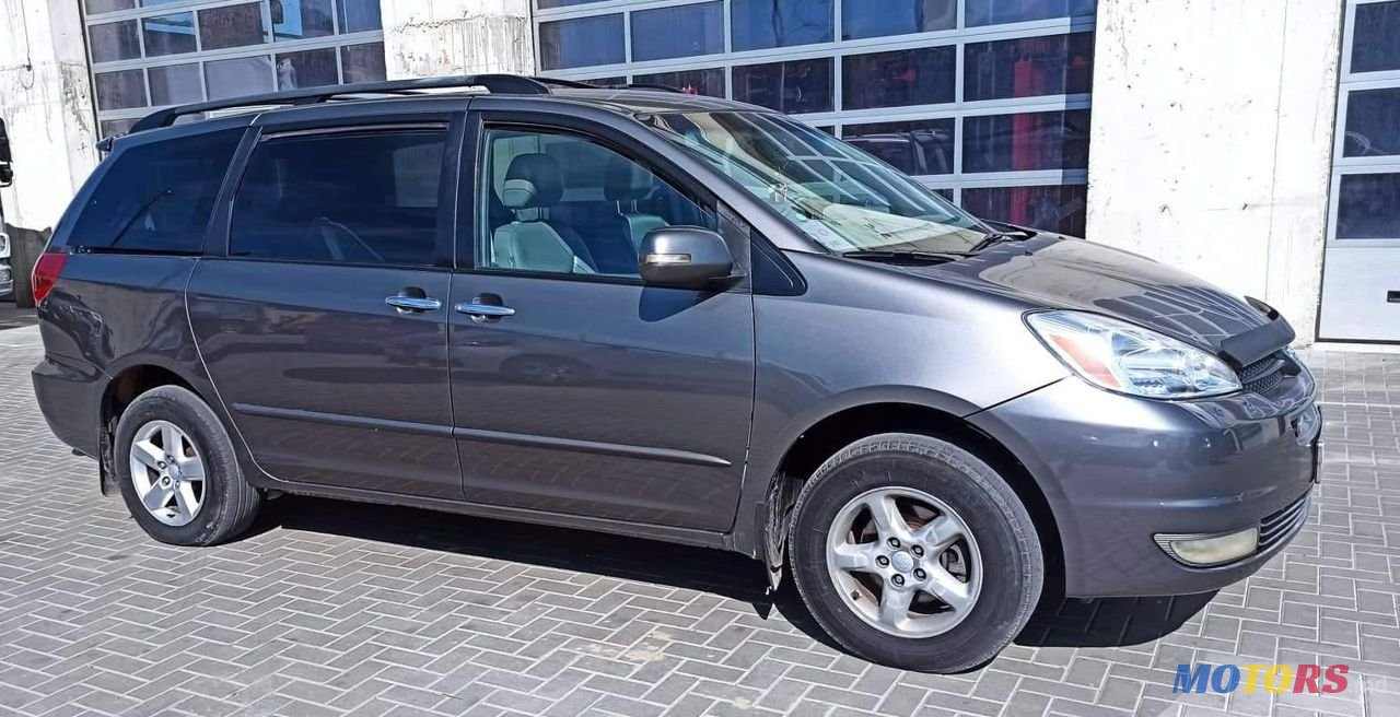 2005' Toyota Sienna photo #3
