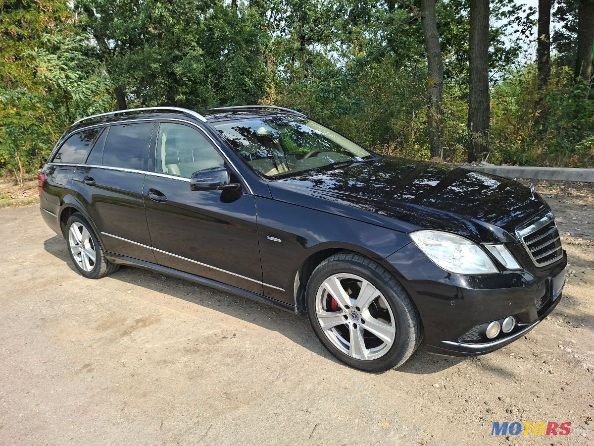 2010' Mercedes-Benz E-Class photo #3