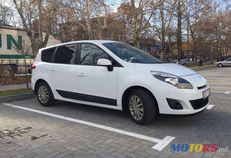 2010' Renault Grand Scenic photo #2