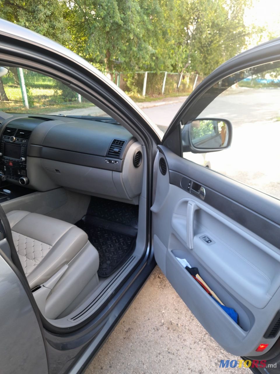 2005' Volkswagen Touareg photo #2