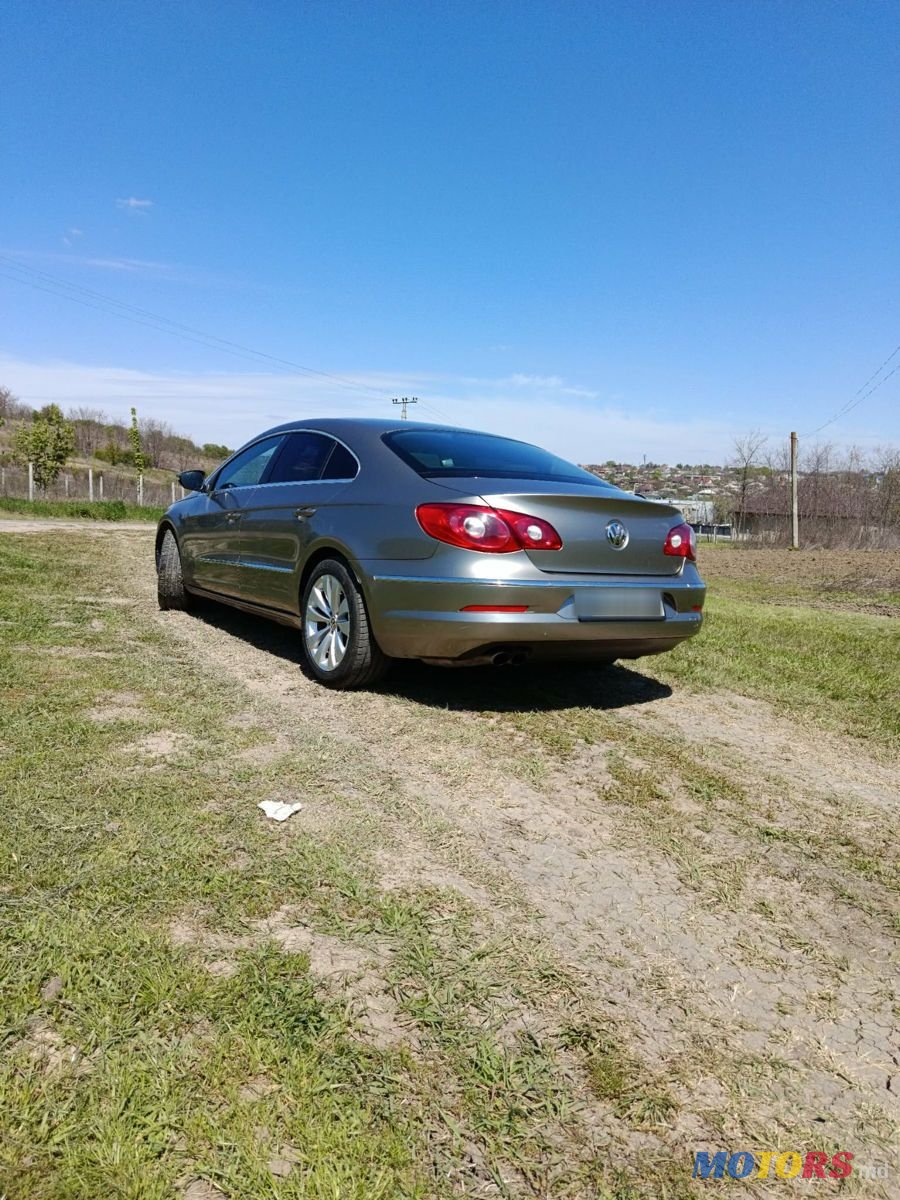 2011' Volkswagen Passat photo #2