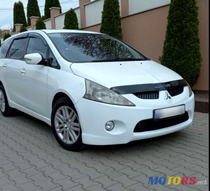2008' Mitsubishi Grandis photo #1