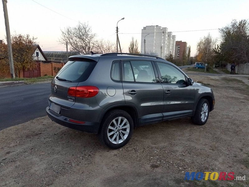 2017' Volkswagen Tiguan photo #2
