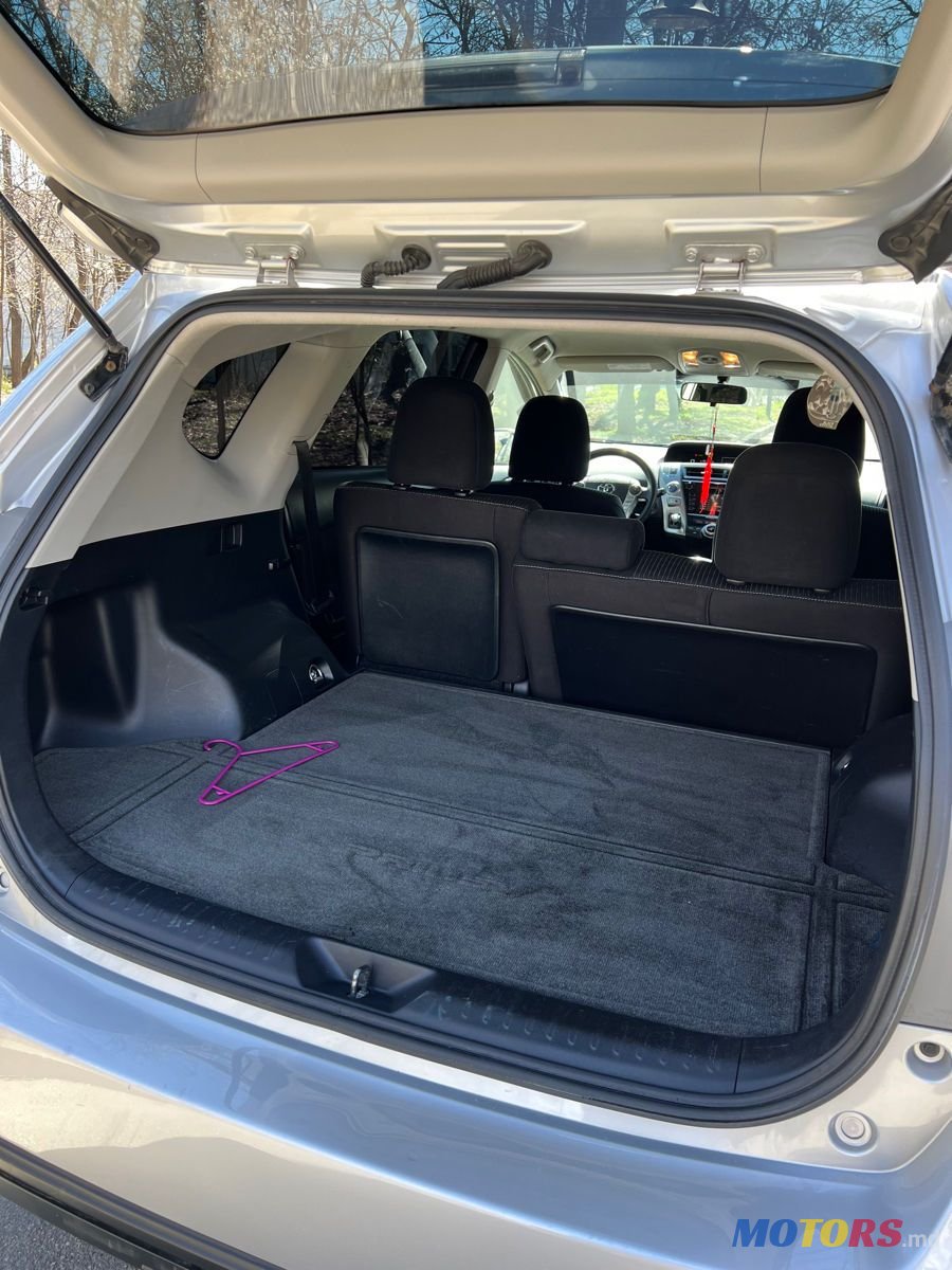 2015' Toyota Prius v photo #5