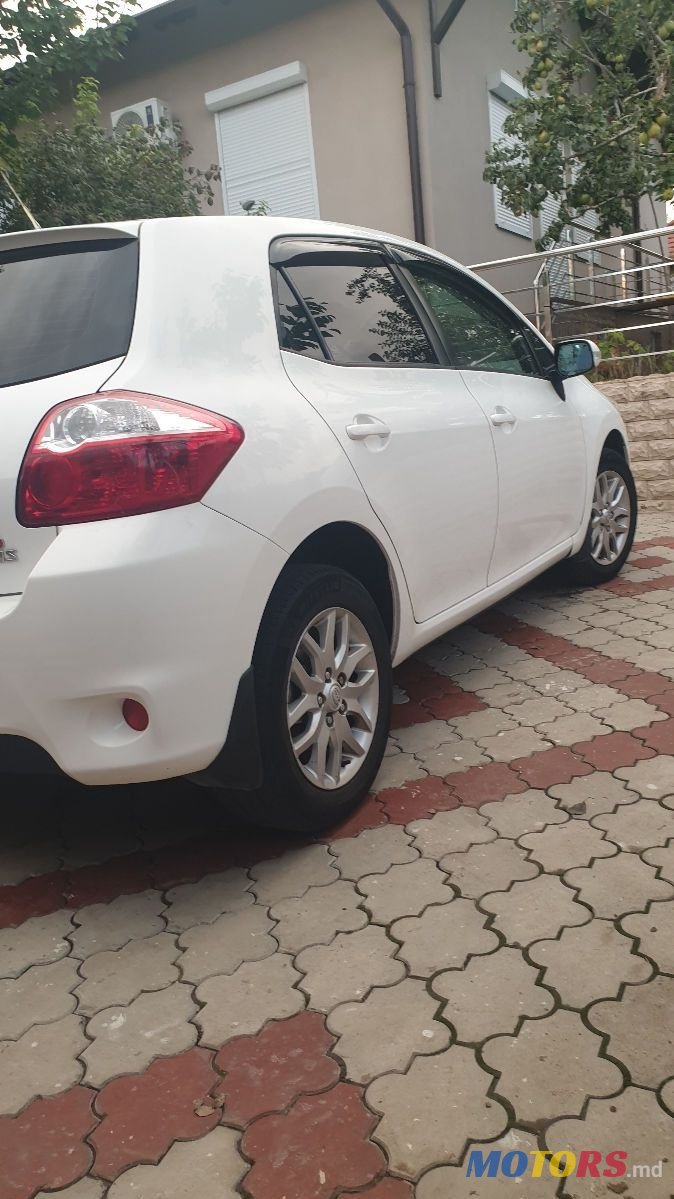 2011' Toyota Auris photo #4