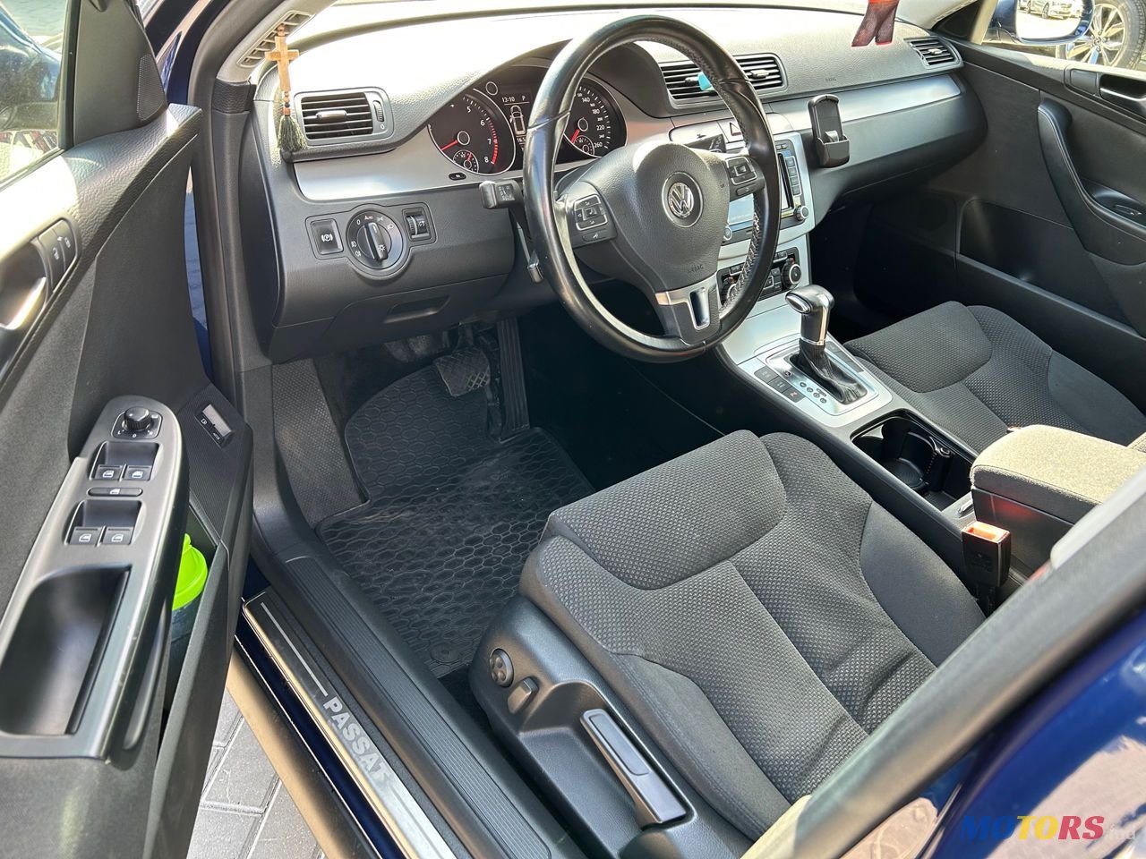 2010' Volkswagen Passat photo #4