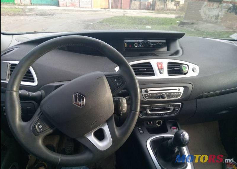 2010' Renault Grand Scenic photo #2