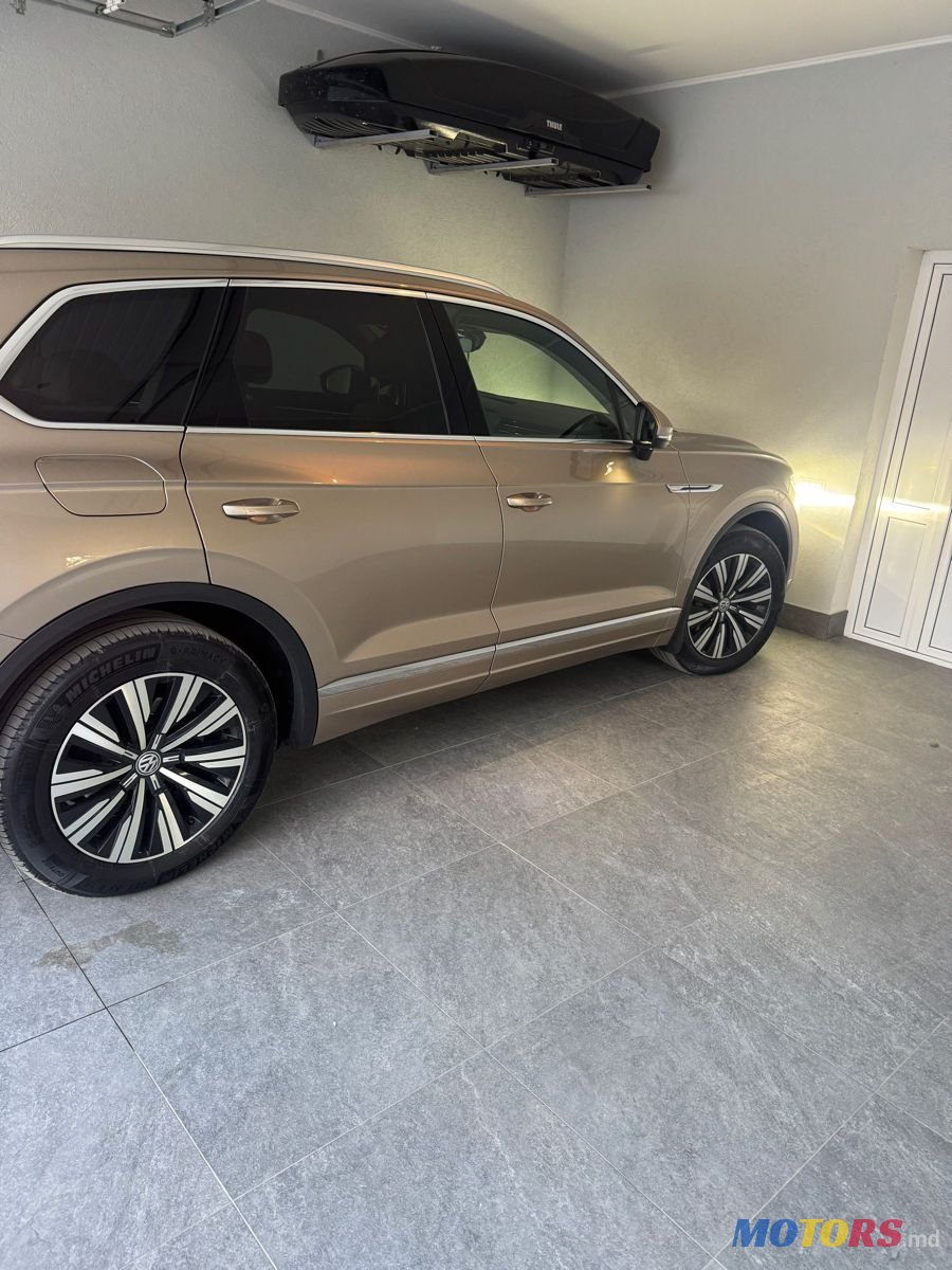2018' Volkswagen Touareg photo #2