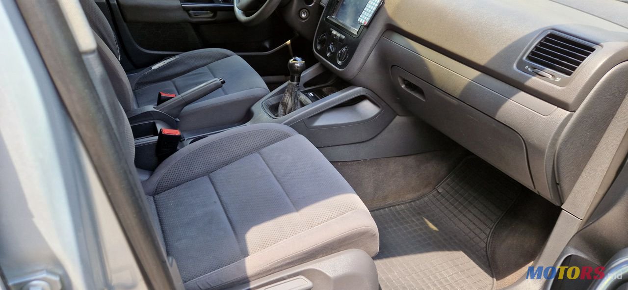 2004' Volkswagen Golf photo #5