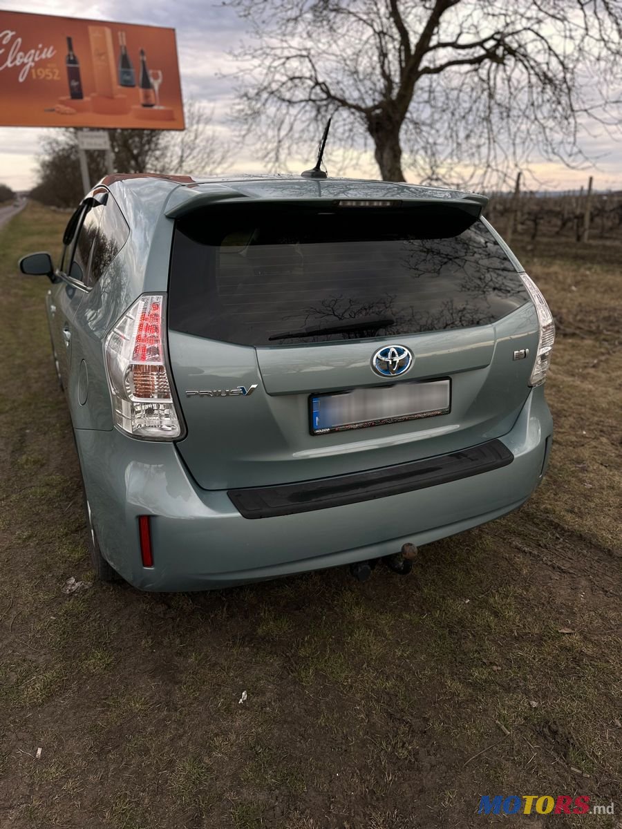 2014' Toyota Prius v photo #3