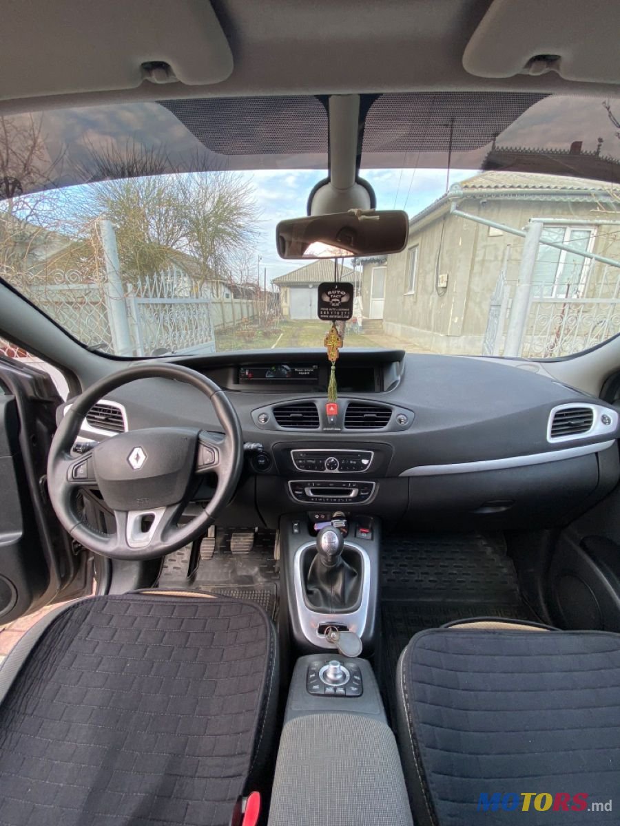 2011' Renault Scenic photo #6
