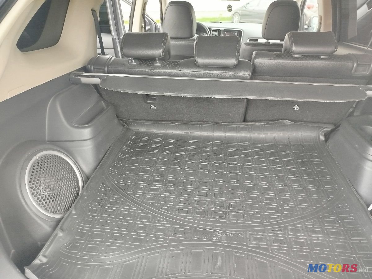 2014' Mitsubishi Outlander photo #6