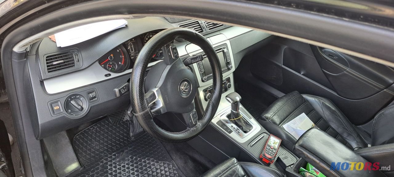 2010' Volkswagen Passat photo #1