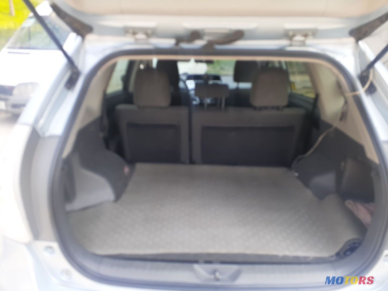 2012' Toyota Prius v photo #2