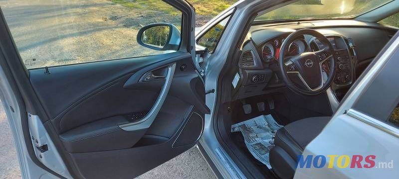 2012' Opel Astra photo #5