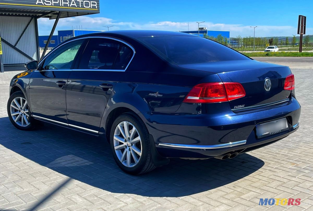 2011' Volkswagen Passat photo #2