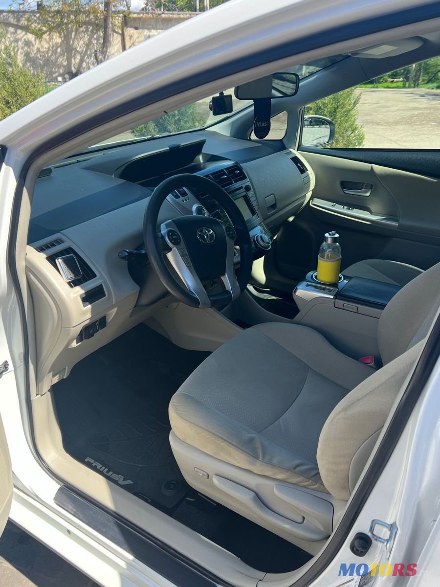 2012' Toyota Prius v photo #1