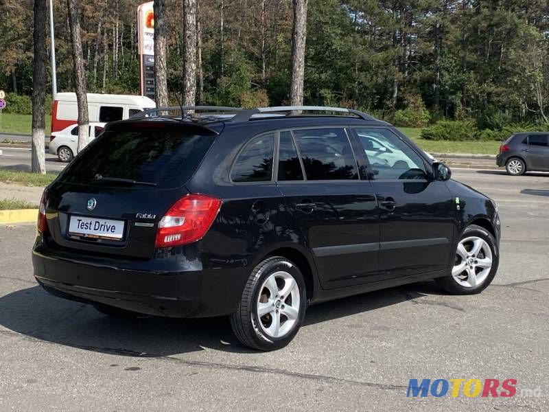 2011' Skoda Fabia photo #3
