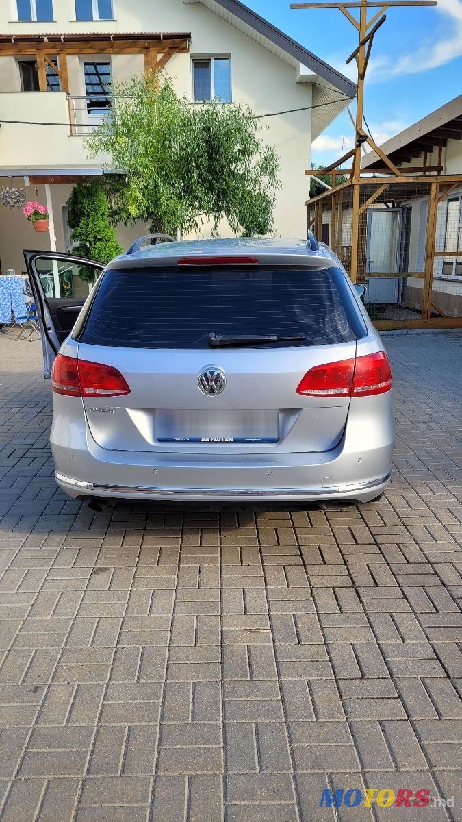 2011' Volkswagen Passat photo #2