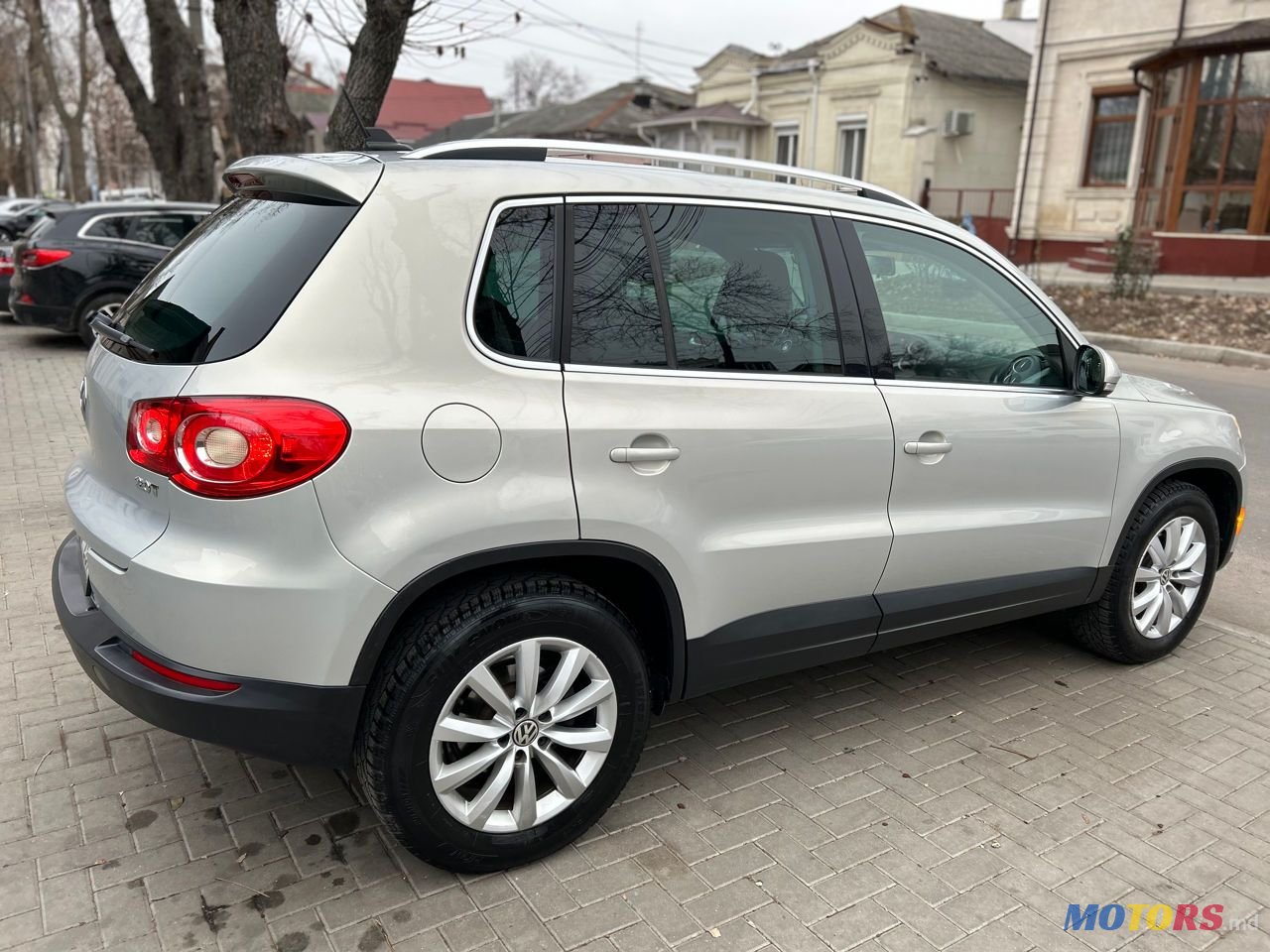 2011' Volkswagen Tiguan photo #4