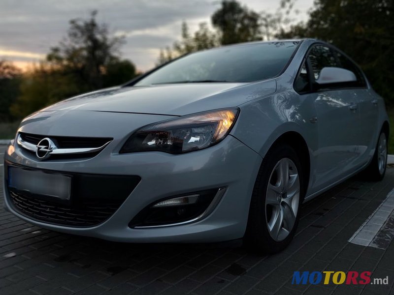 2012' Opel Astra photo #2