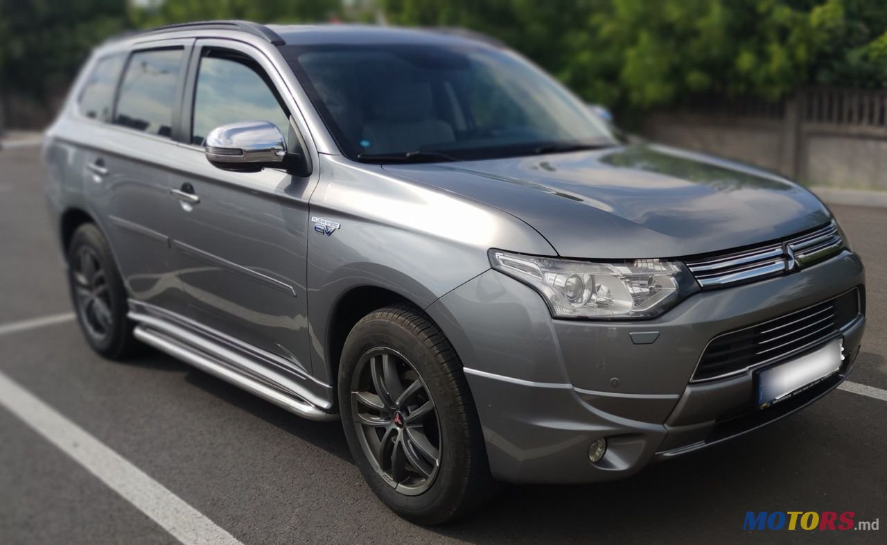 2014' Mitsubishi Outlander photo #2