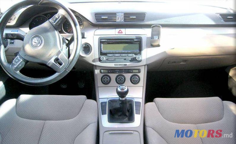 2010' Volkswagen Passat photo #2