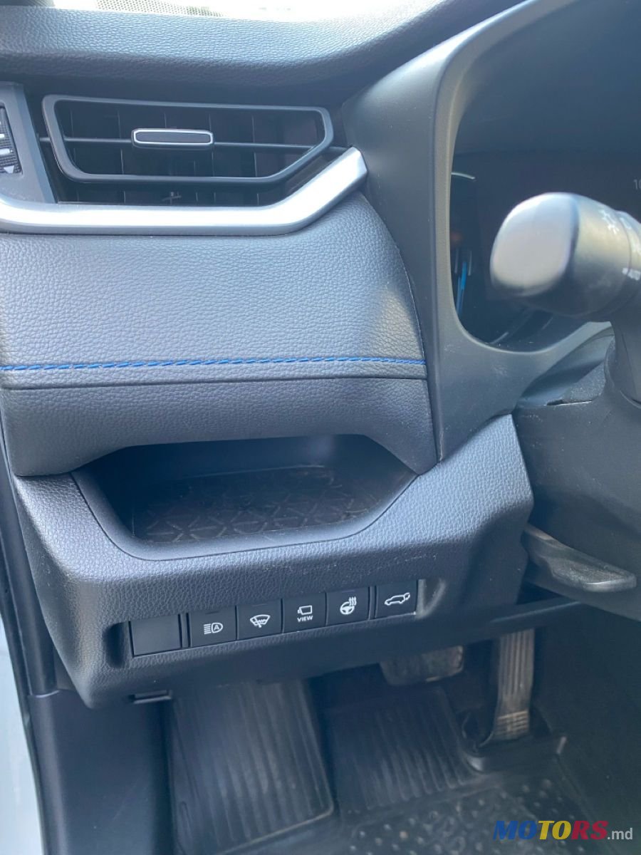 2019' Toyota RAV4 photo #5