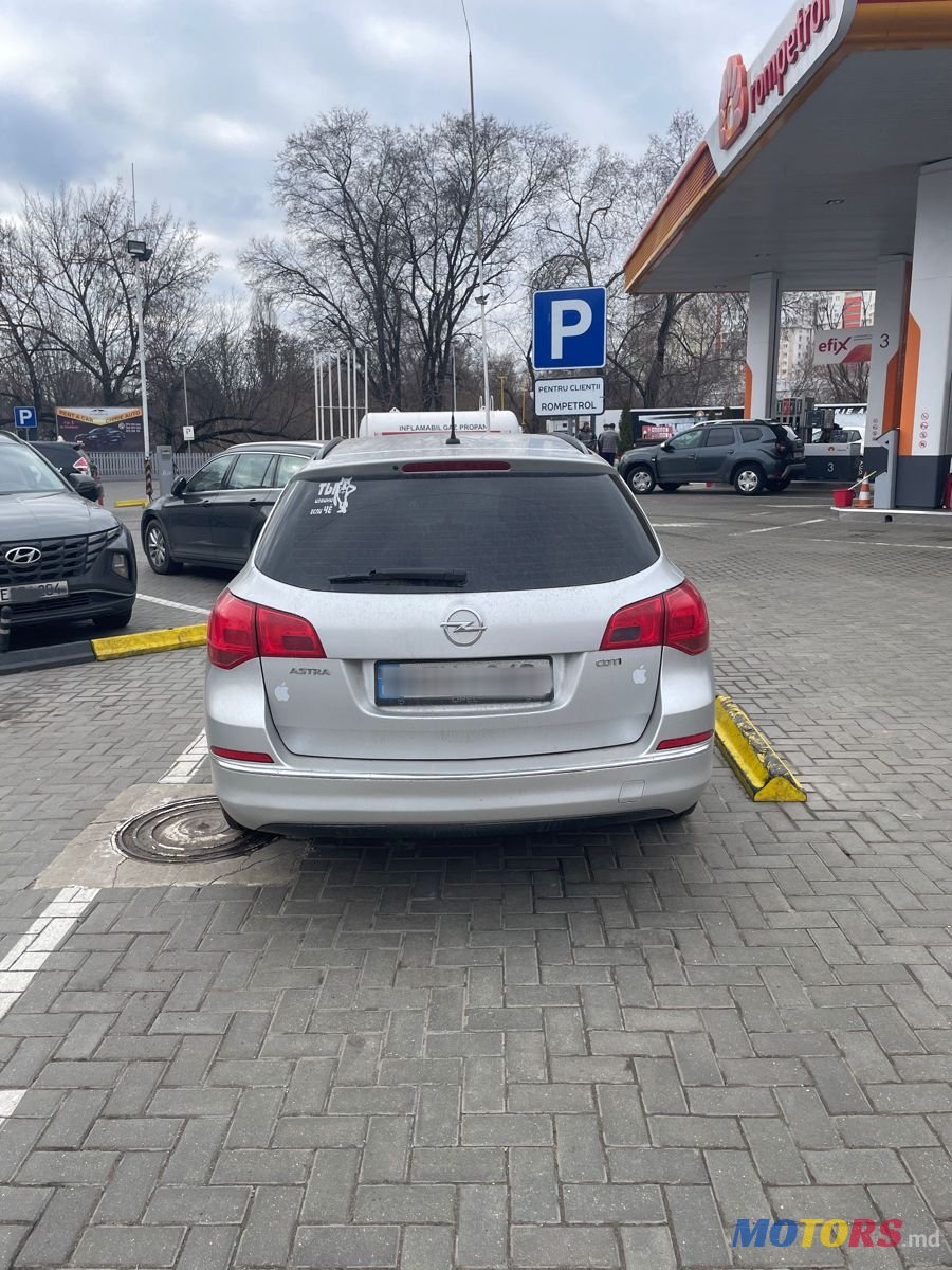 2013' Opel Astra photo #2