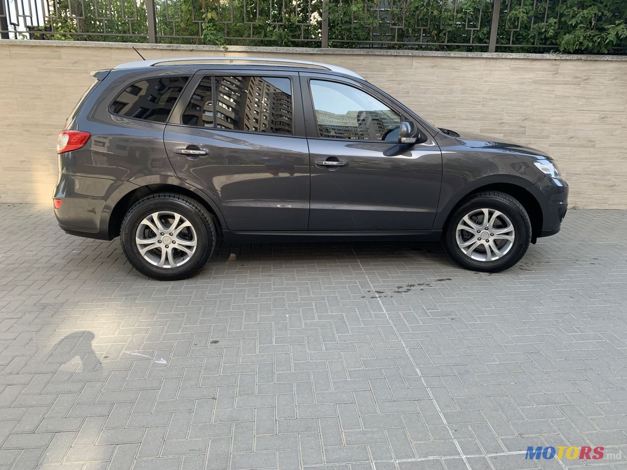 2011' Hyundai Santa Fe photo #3