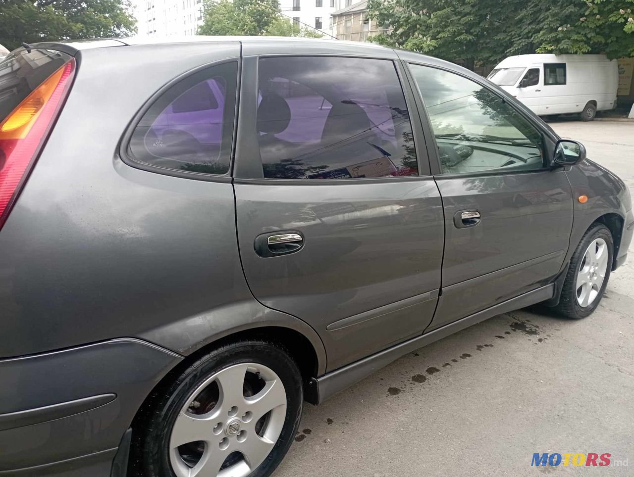 2005' Nissan Almera Tino photo #3