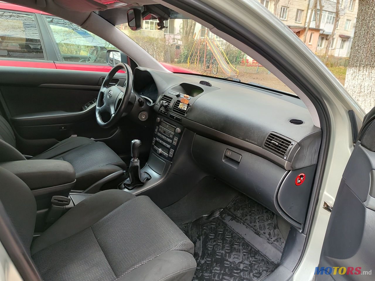 2004' Toyota Avensis photo #6