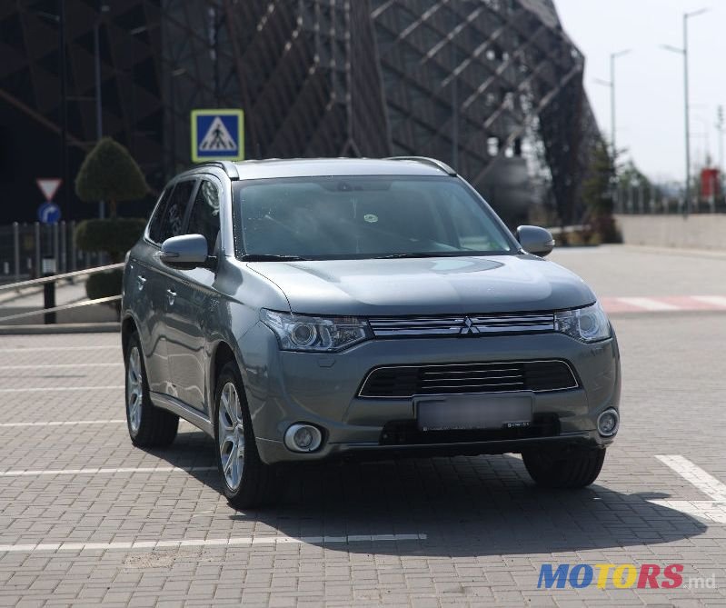 2013' Mitsubishi Outlander photo #3