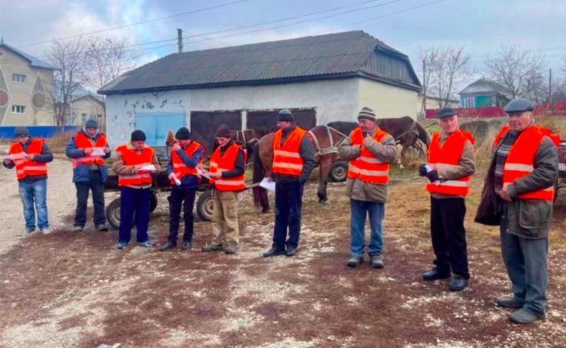 Poliţia din nordul Moldovei a început a împărţi veste reflectorizante căruţaşilor