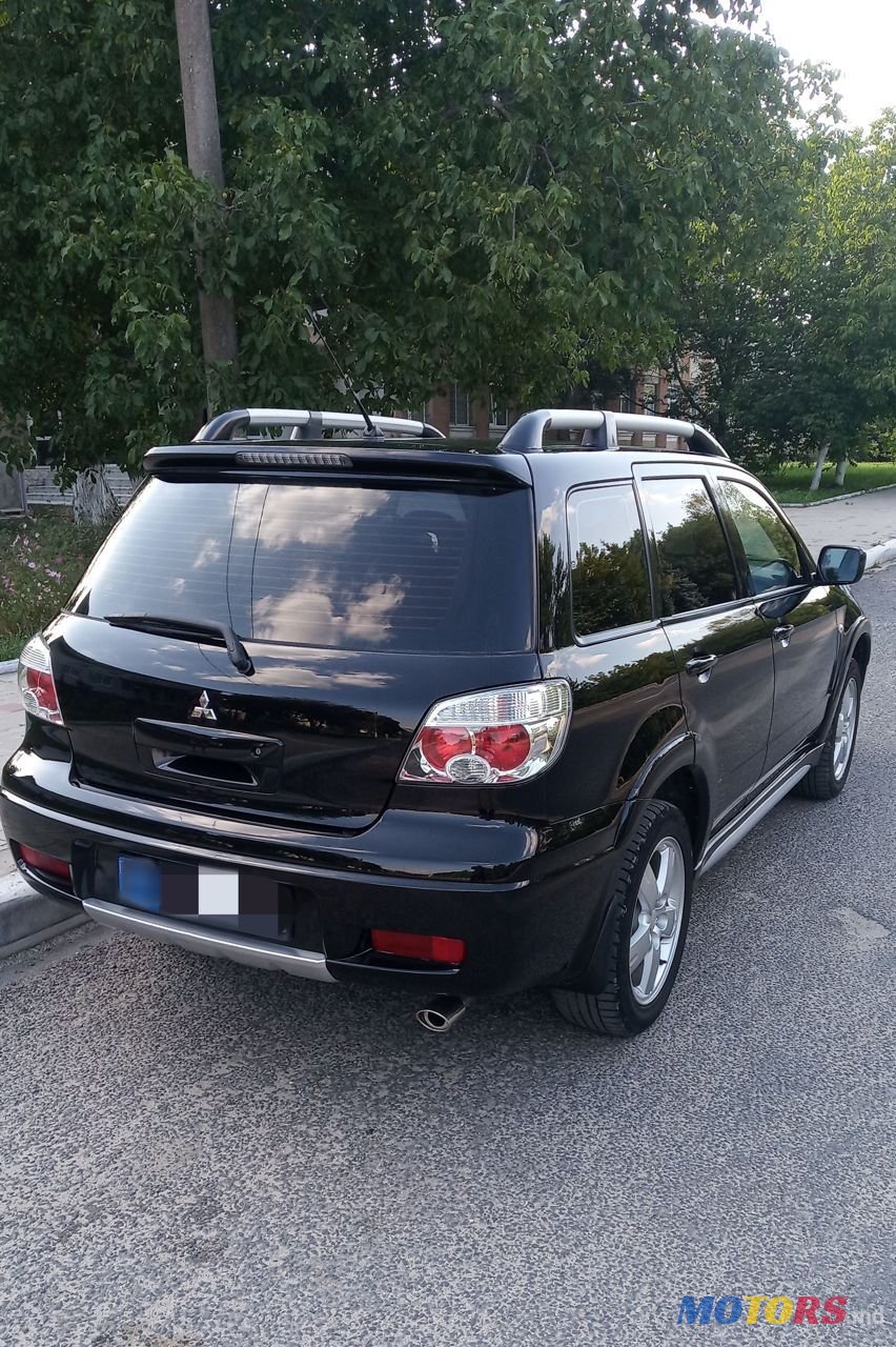 2009' Mitsubishi Outlander photo #5