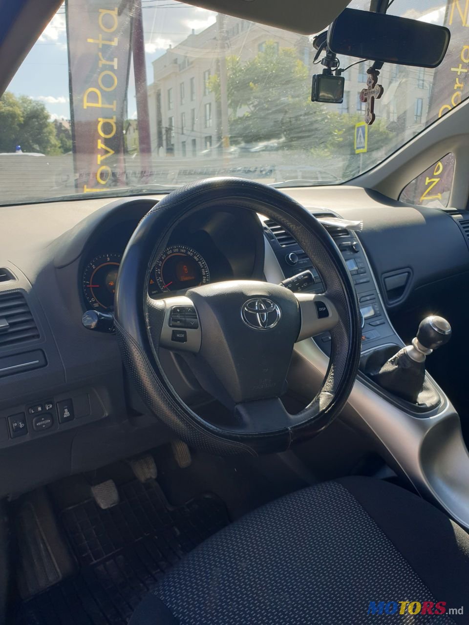 2011' Toyota Auris photo #3