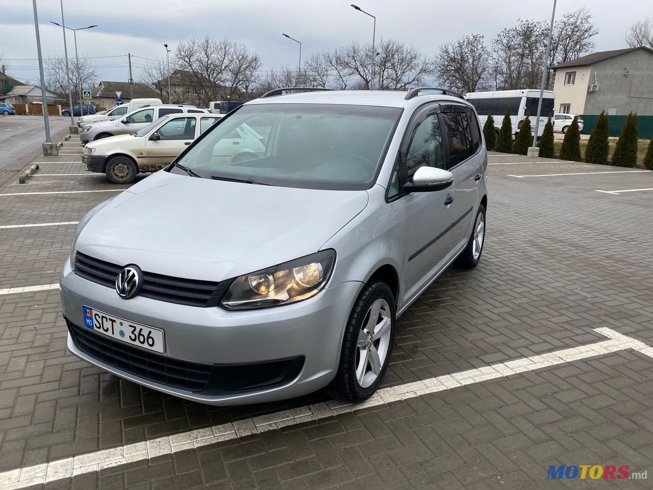 2011' Volkswagen Touran photo #1