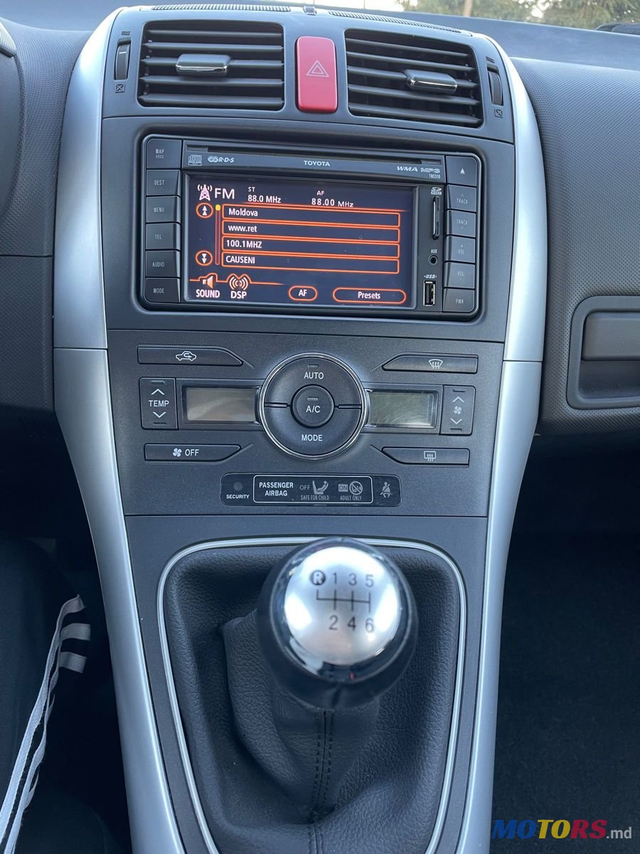 2011' Toyota Auris photo #2