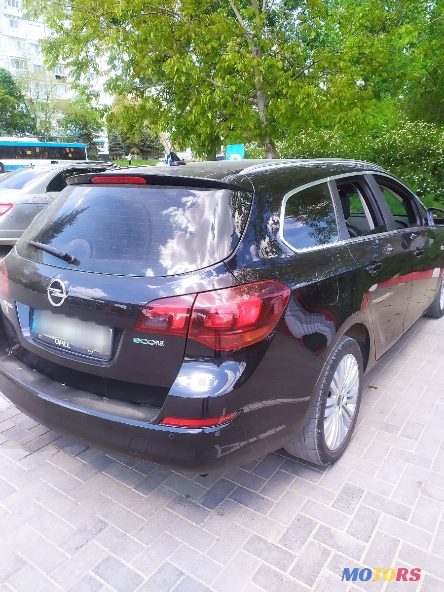 2011' Opel Astra photo #4