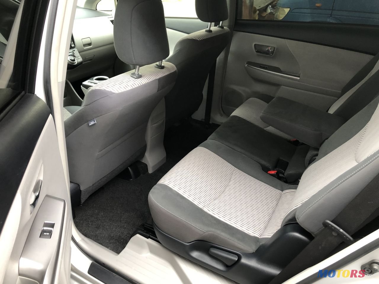 2015' Toyota Prius V photo #3