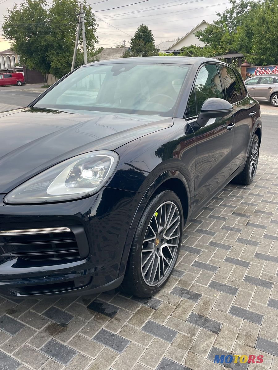 2020' Porsche Cayenne photo #2