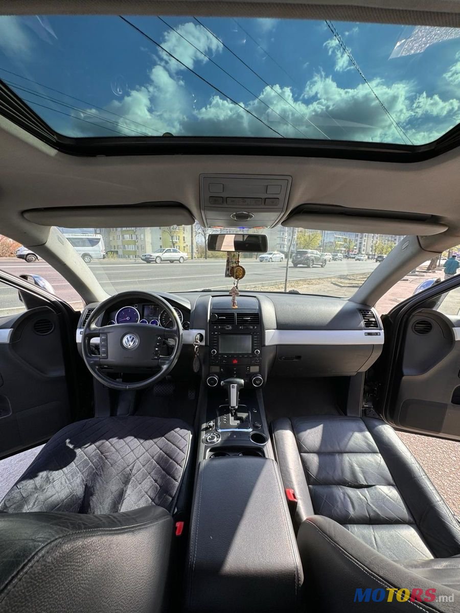 2005' Volkswagen Touareg photo #5