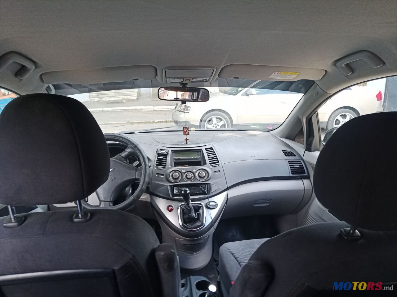 2006' Mitsubishi Grandis photo #3