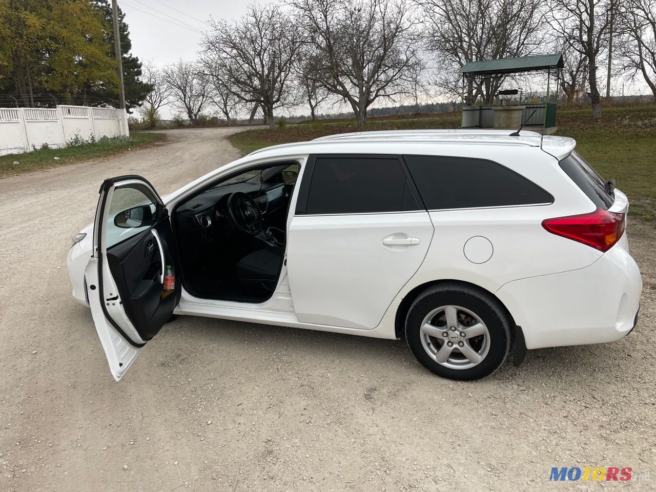 2013' Toyota Auris photo #1